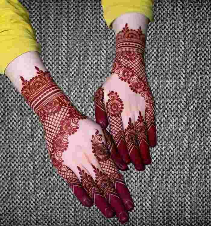 back hand mehndi design