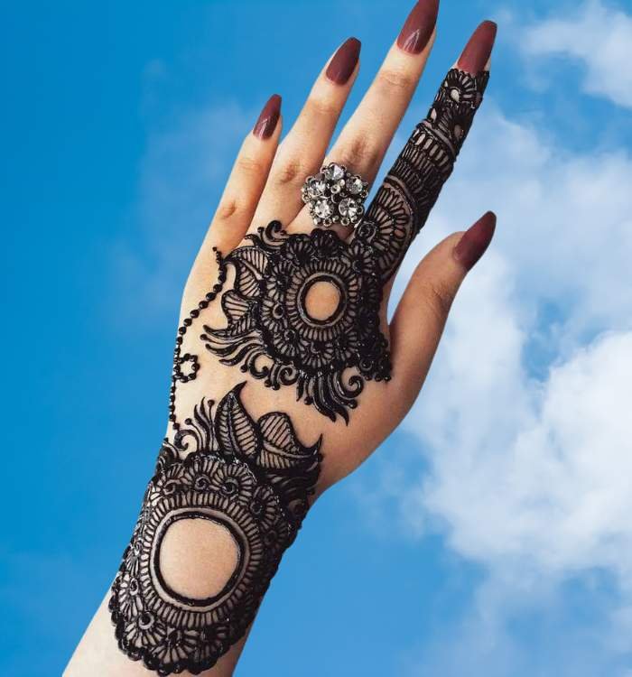 back hand mehndi design