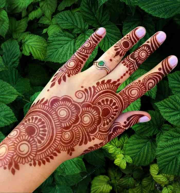 back hand mehndi design