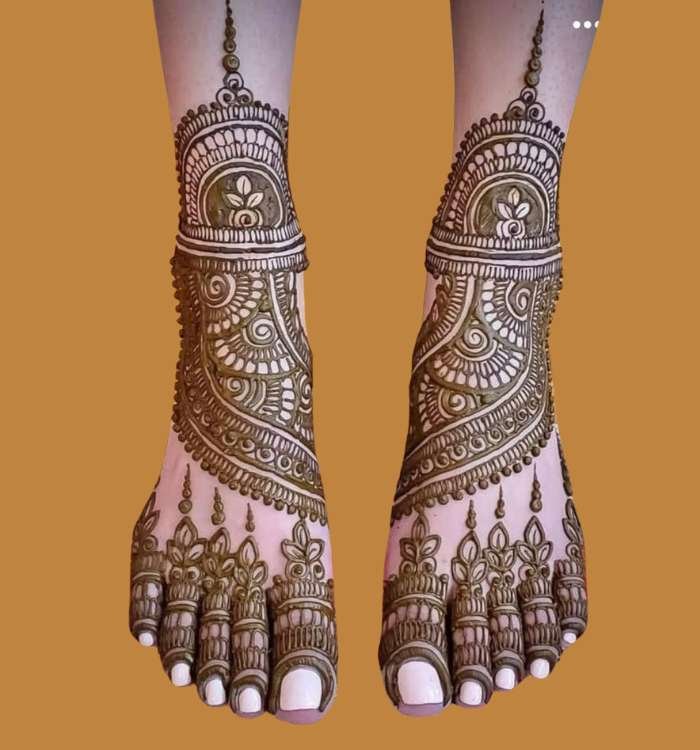 stylish leg mehndi design
