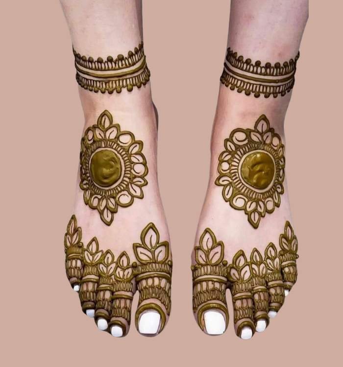 stylish leg mehndi design
