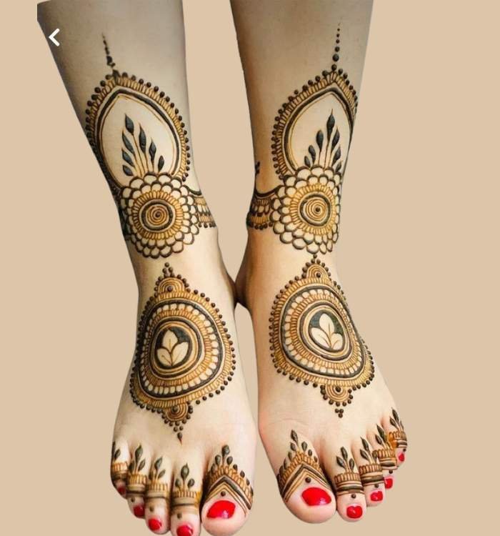 stylish leg mehndi design