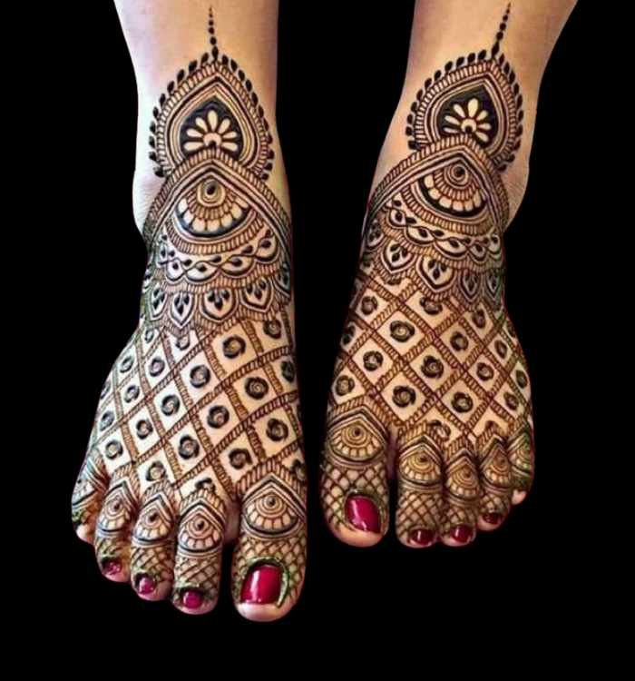 stylish leg mehndi design