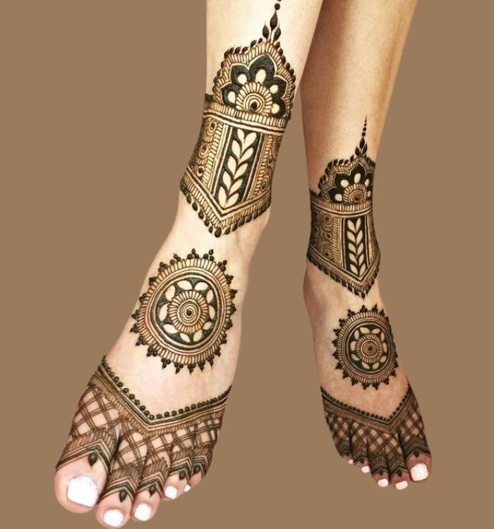 stylish leg mehndi design
