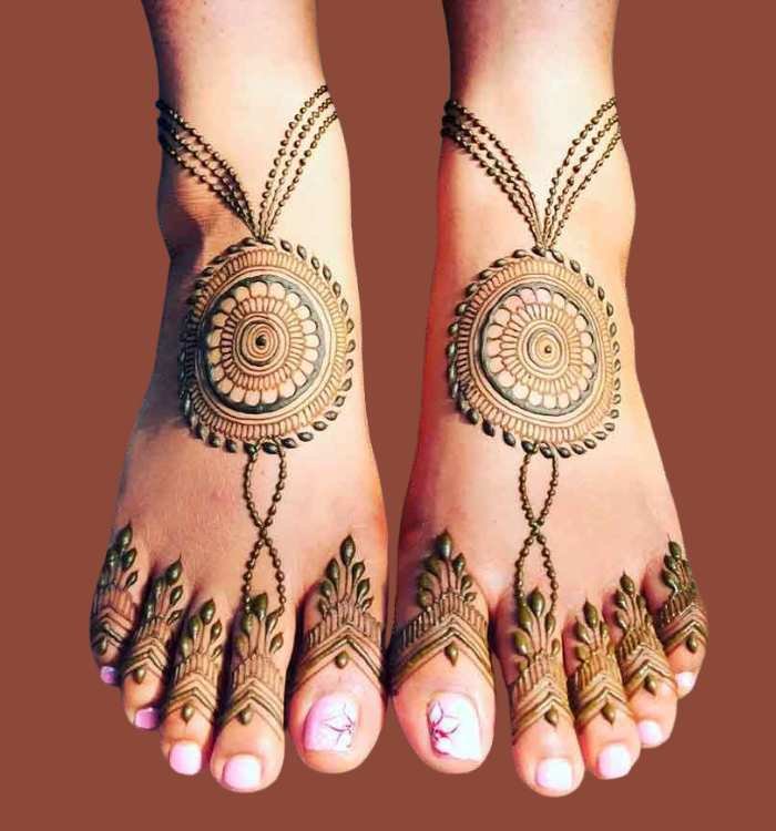 stylish leg mehndi design