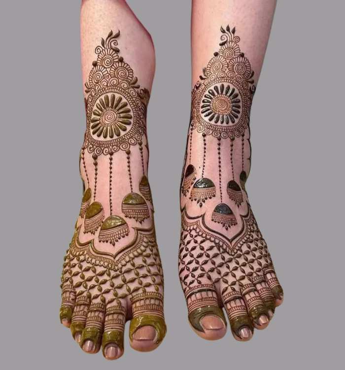 stylish leg mehndi design