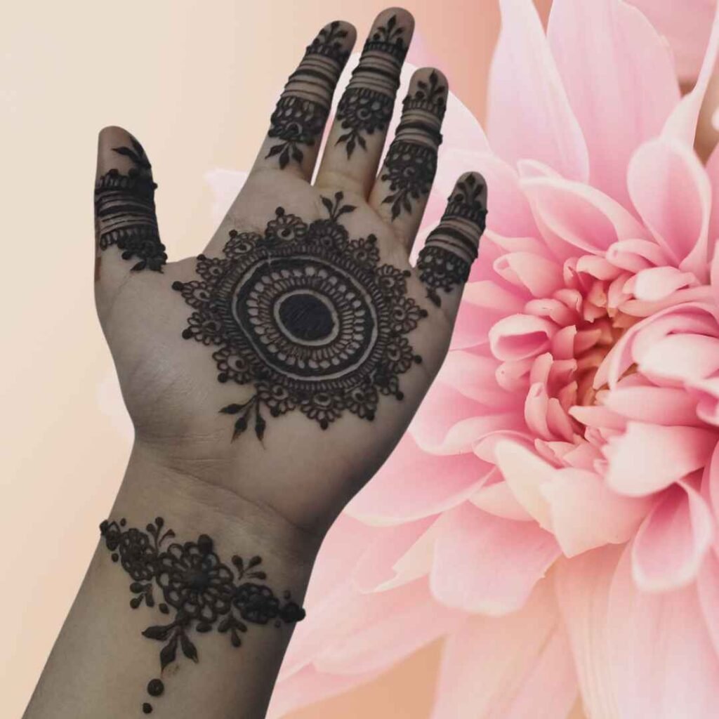 Beautiful Gol Tikki Mehndi Design